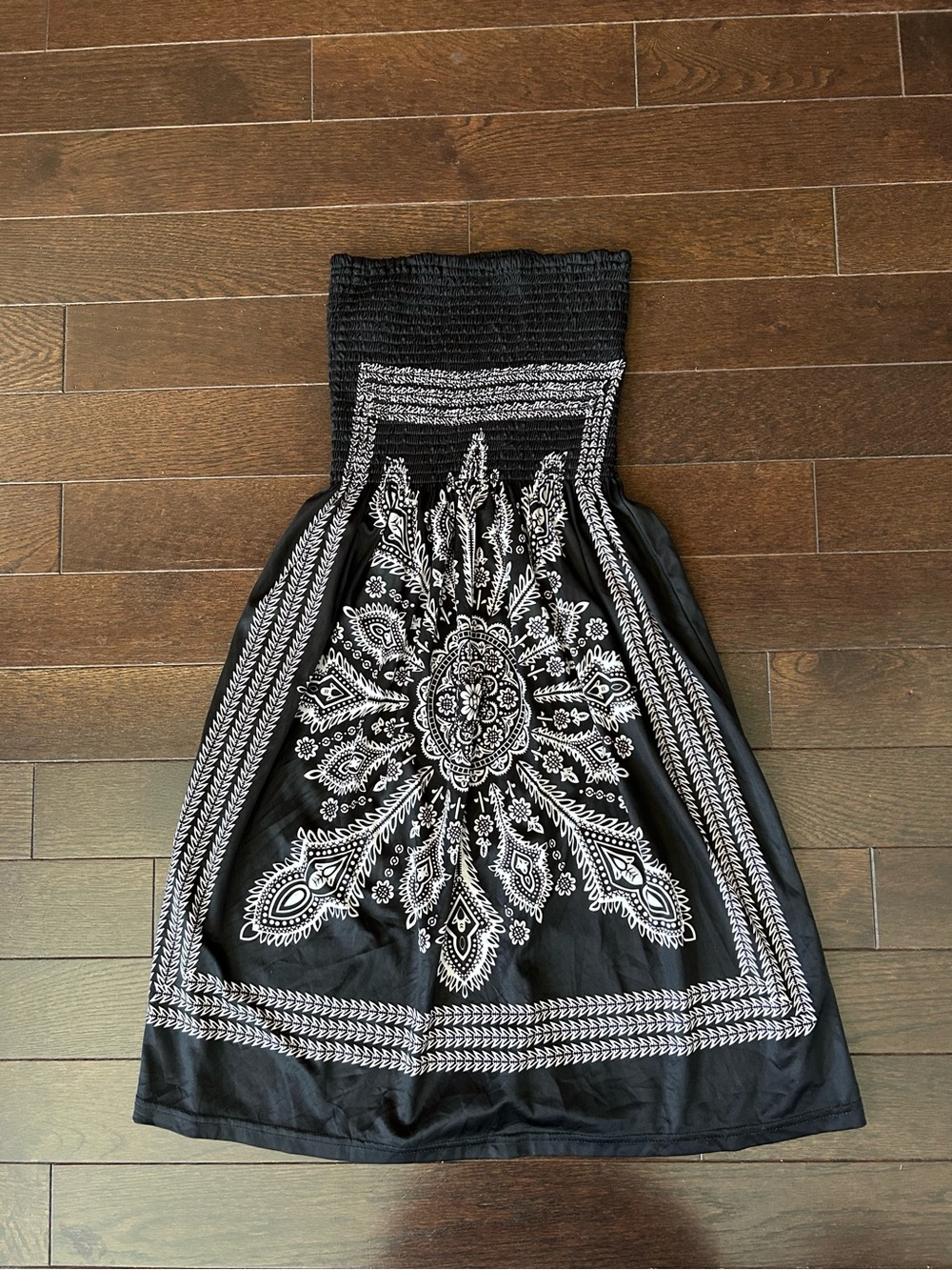 VENUS Black and White swim cover up
